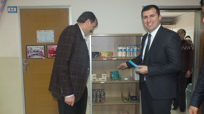 Kaymakam Altun, "dürüstlük dolabı"ndan alışveriş yaptı