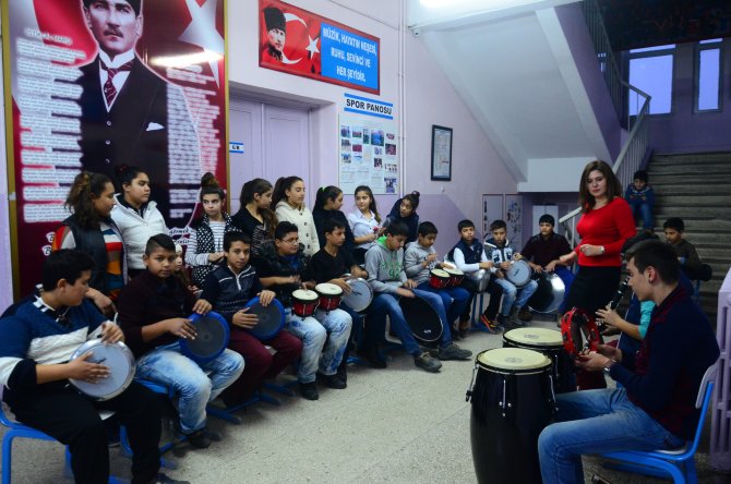 Roman öğrencileri okula müzik bağladı