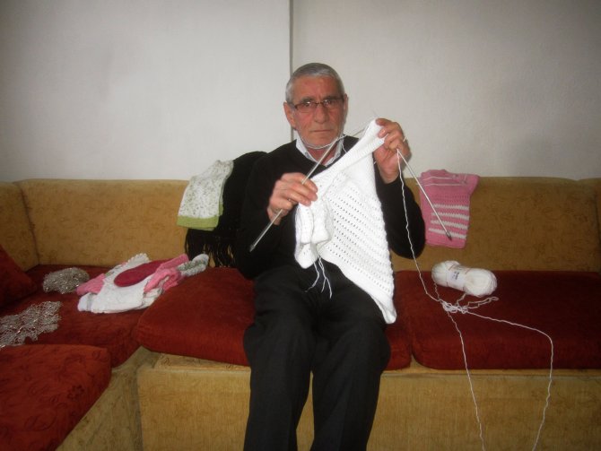 Örgüleriyle kadınlara taş çıkarıyor