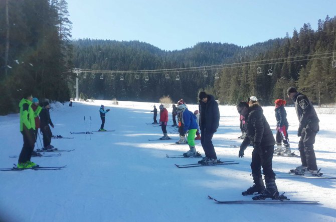 Üniversitelilere Yıldıztepe'de kayak eğitimi