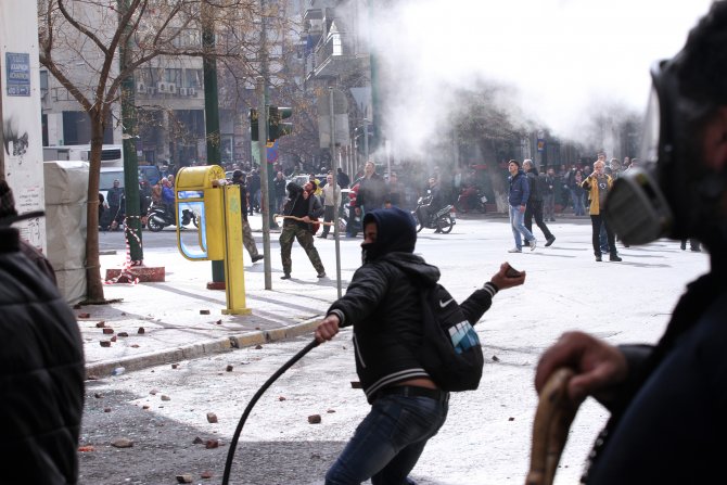 Atina'da çiftçiler polisle çatıştı