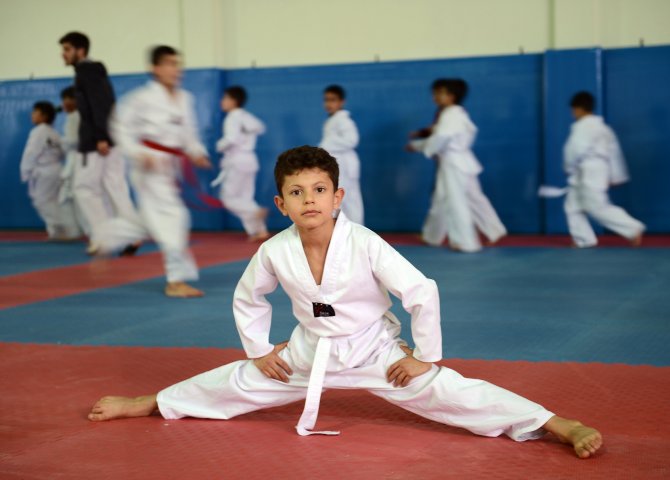 Kobanili Raman yaralarını tekvandoyla sarıyor