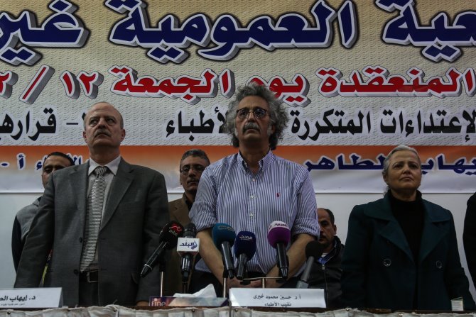 Mısır'da doktolardan geniş katılımlı protesto