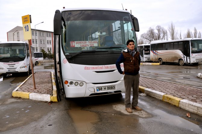 Otobüs şoförü fenalaşan yolcuyu hastaneye yetiştirdi