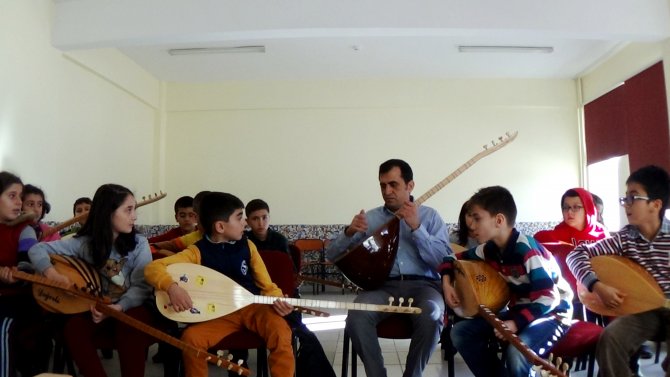 Seydişehir'de öğrencilere bağlama kursu