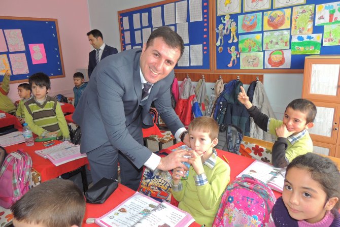 Ulaş Kaymakamı Altun, öğrencilere süt dağıttı