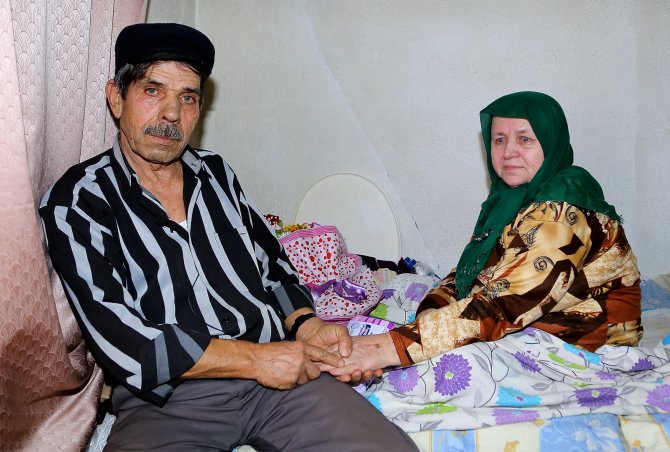 Felçli eşine 15 yıldır sevgiyle bakıyor
