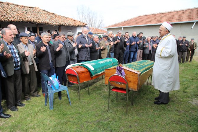 Aynı anda ölen yaşlı çift toprağa verildi