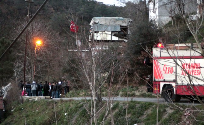 Kamyonet gecekondunun çatısına çarptı: 1 yaralı