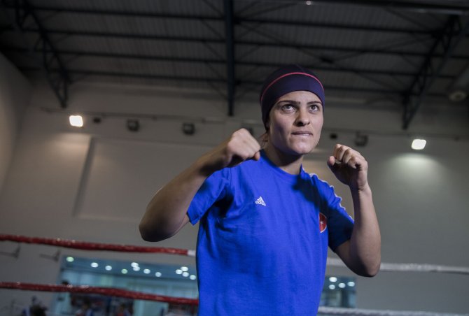 Şampiyon boksör ringe döndü