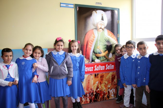 Tarihi şahsiyetleri, sınıf kapılarından öğreniyorlar