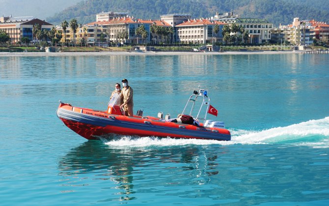 Antalya'da denizde erkek cesedi bulundu