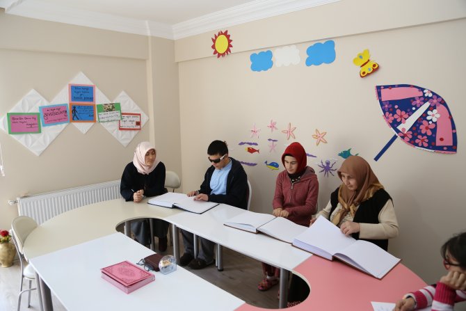 Engelli çocuklar hayata Kur'an ile bağlanıyor