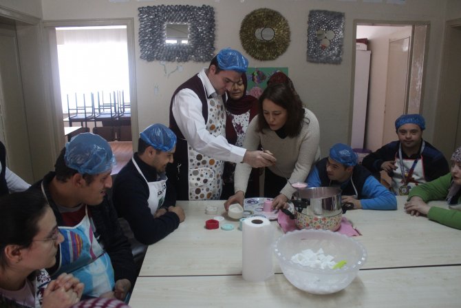 Engelli çocuklar yemek yaparak hayata tutunuyor