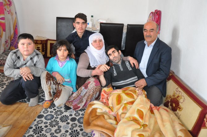 Epilepsi hastası oğlu için yardım bekliyor