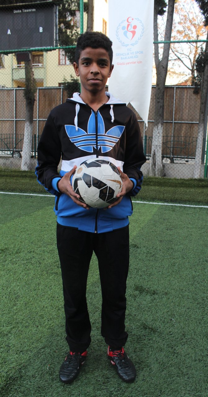 Futbolcu olmak isteyen sığınmacının "idolü" Arda Turan