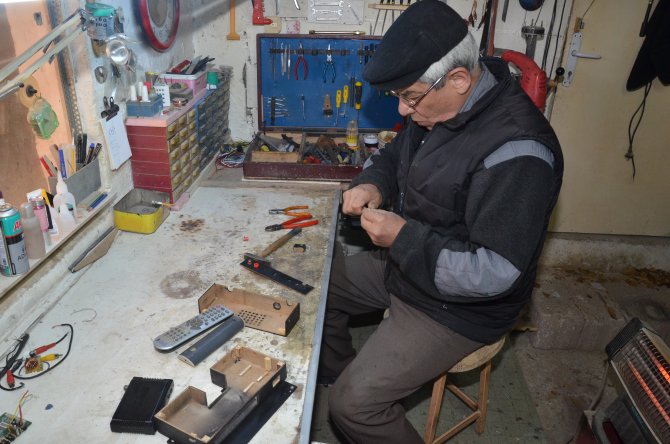 Ürettiği parçalarla model araba yapıyor