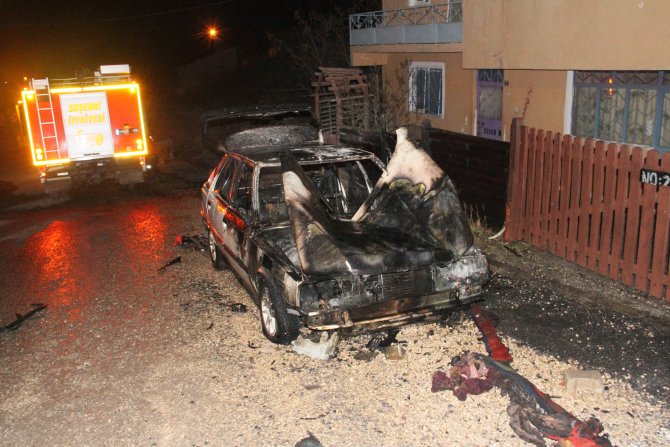 Sivas'ta park halindeki otomobil yandı