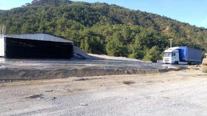 Sivas'ta yola akan bitüm trafikte aksamalara neden oldu