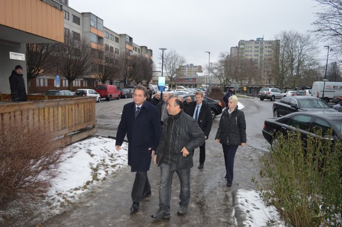 Büyükelçi Türkmen, İsveç'te saldırıya uğrayan derneği ziyaret etti