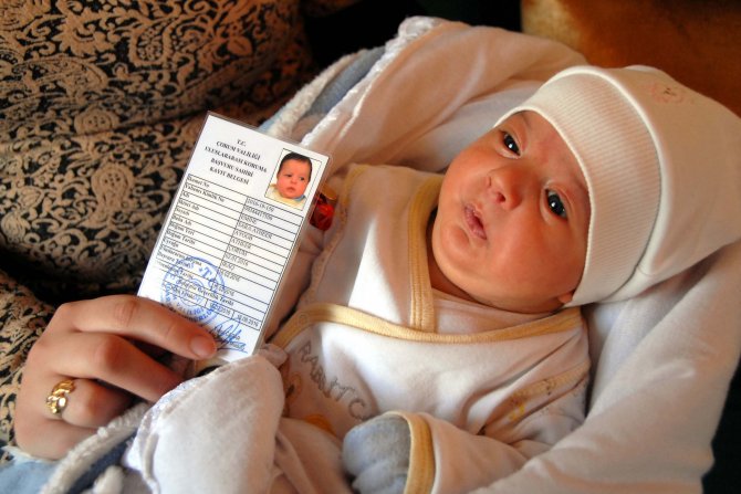 Iraklı "Emine Sare" bebeğe uluslararası koruma belgesi