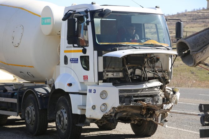Mardin'de otomobille beton mikseri çarpıştı: 1 polis yaralı
