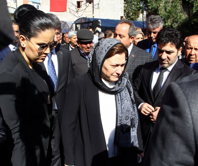 Bakan Sarı'dan şehit ailelerine ziyaret