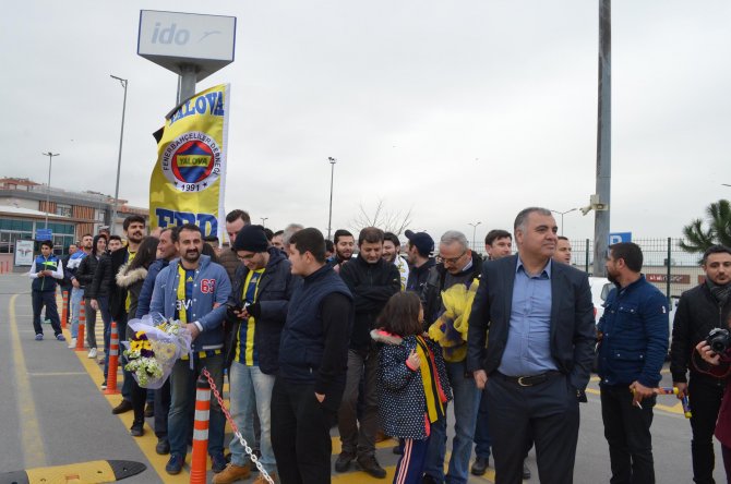 Fenerbahçe kafilesine Yalova'da çiçekli karşılama