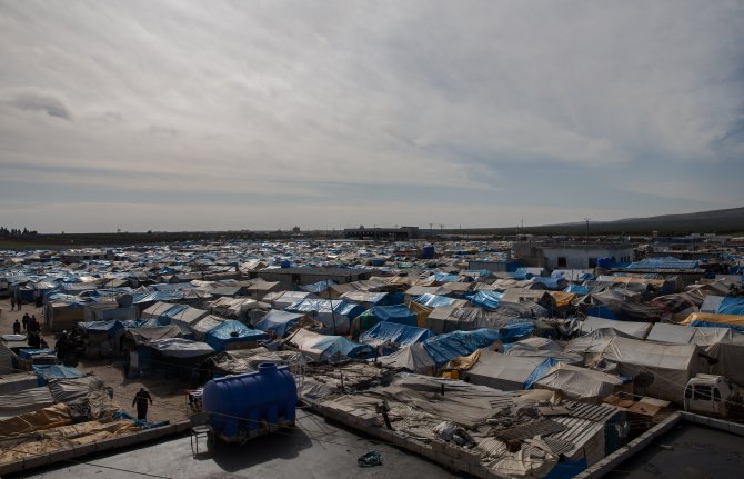 Saldırılardan kaçan Suriyelilerin "derme çatma yaşamı"