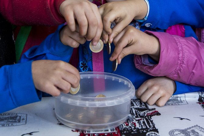 Minik öğrencilerin "çikolata parası" Suriyeli kardeşlerine