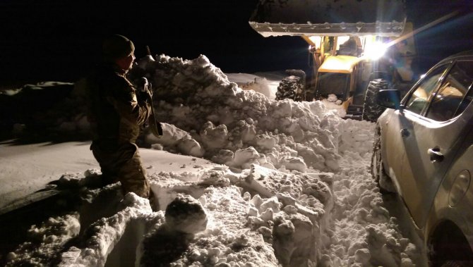 Dağda mahsur kalan teknisyenler kurtarıldı