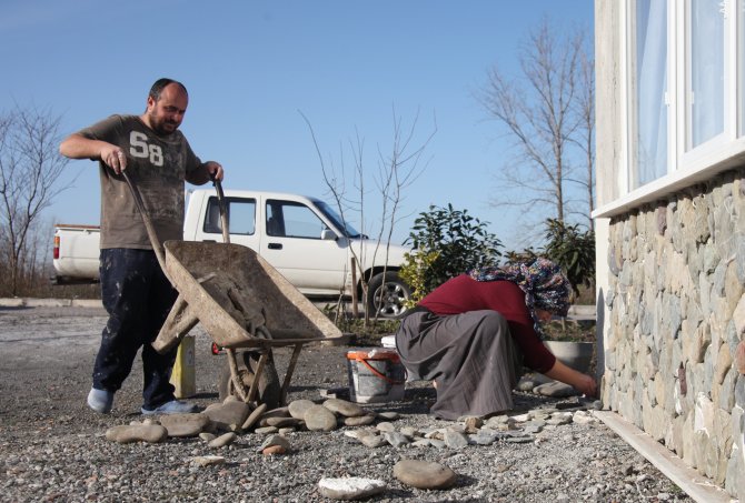 İnşaatlarda kocasıyla duvar örüp seramik döşüyor