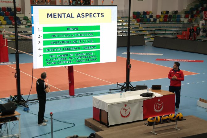 Bursa'da voleybol altyapı antrenörlerine seminer