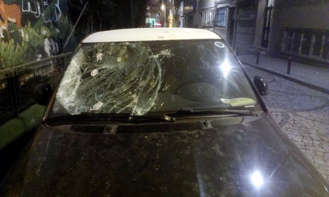 Kırdığı camın parasını ödemek için otomobile not bıraktı