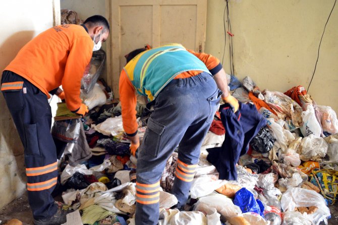 Mersin'de bir evden 2 kamyon çöp çıktı