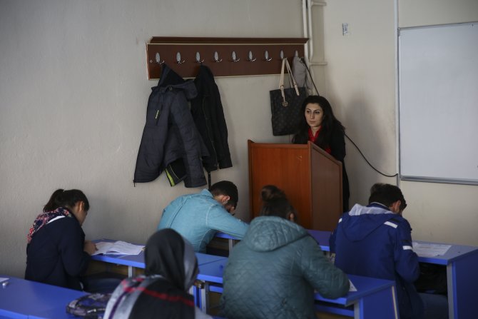 Gönüllü öğretmenler gençlerin ufkunu aydınlatıyor