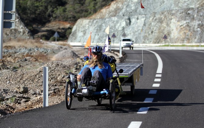 Güneş enerjili bisikletle dünya turu