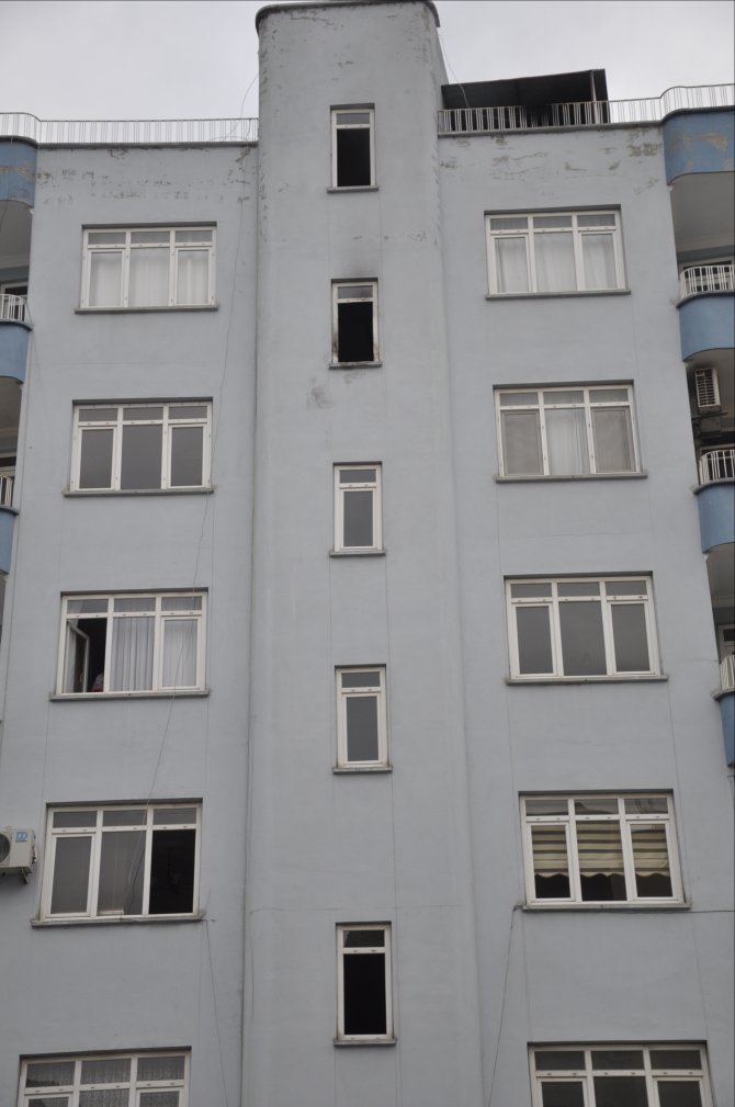 Kıyafeti alev alan kişi, 5'inci kattan düşerek öldü