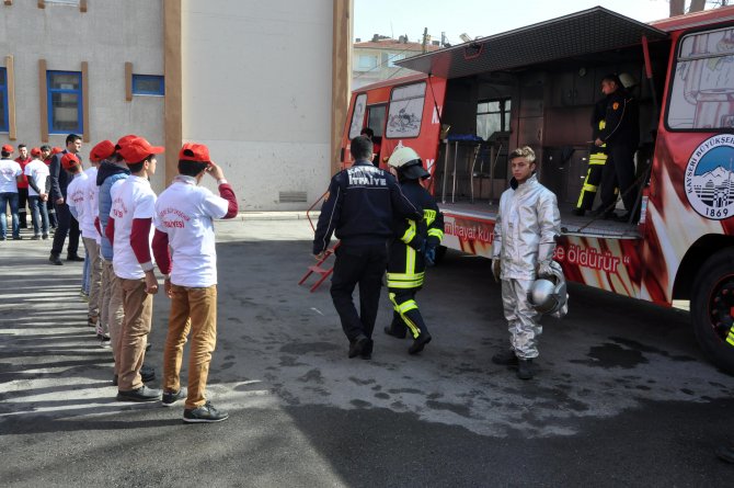 Suriyeli sığınmacılar yangına karşı eğitiliyor