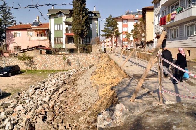 Tokat'ta lise bahçesindeki istinat duvarı çöktü