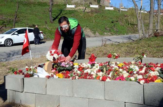 Yaralı askerden şehidin mezarına ziyaret