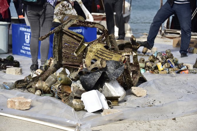 Dalgıçlar Bodrum'da "deniz dibi temizliği" yaptı
