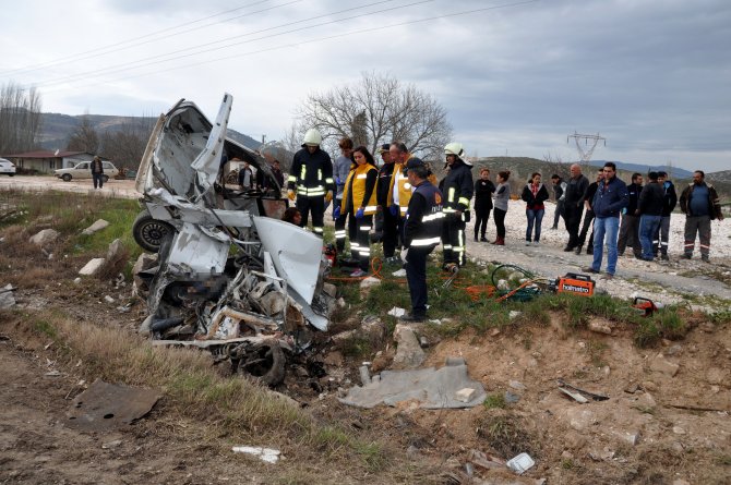 Mermer yüklü kamyonla otomobil çarpıştı: 2 ölü, 2 yaralı