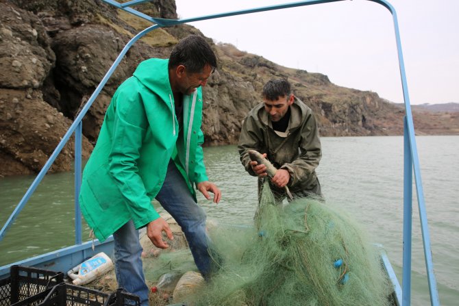 Uzunçayır Barajı'nda balıkçılığı öğrendiler