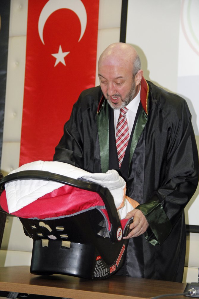 Avukatlık ruhsatını 2 aylık bebeğiyle aldı