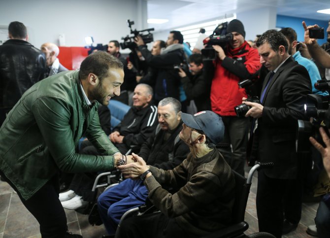Beşiktaşlı futbolculardan anlamlı ziyaret