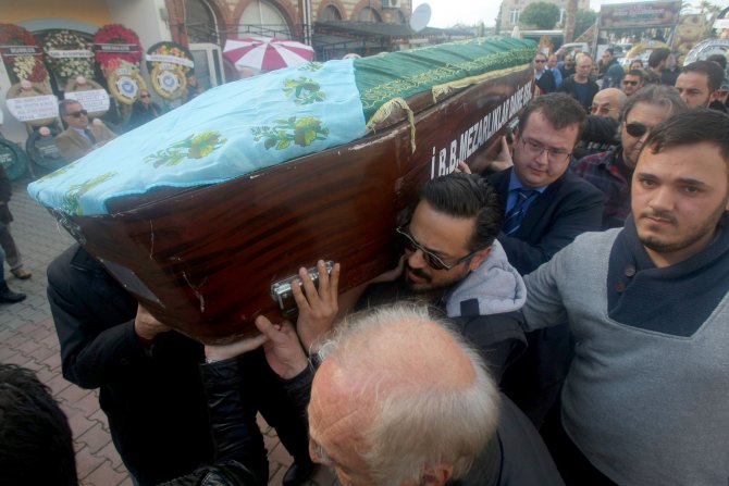 Emre Altuğ'un annesi toprağa verildi