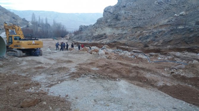 Gürün'de sulama kanalının patlaması