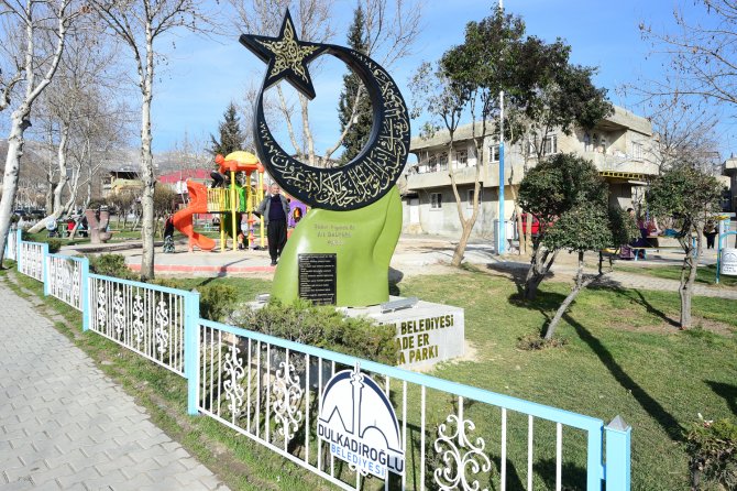 Kahramanmaraş'ta şehit için ay ve yıldız üzerine ayetli anıt