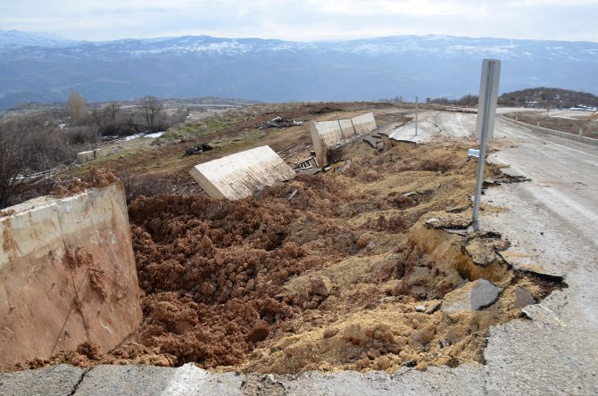 Koyulhisar-Mesudiye karayolunda heyelan